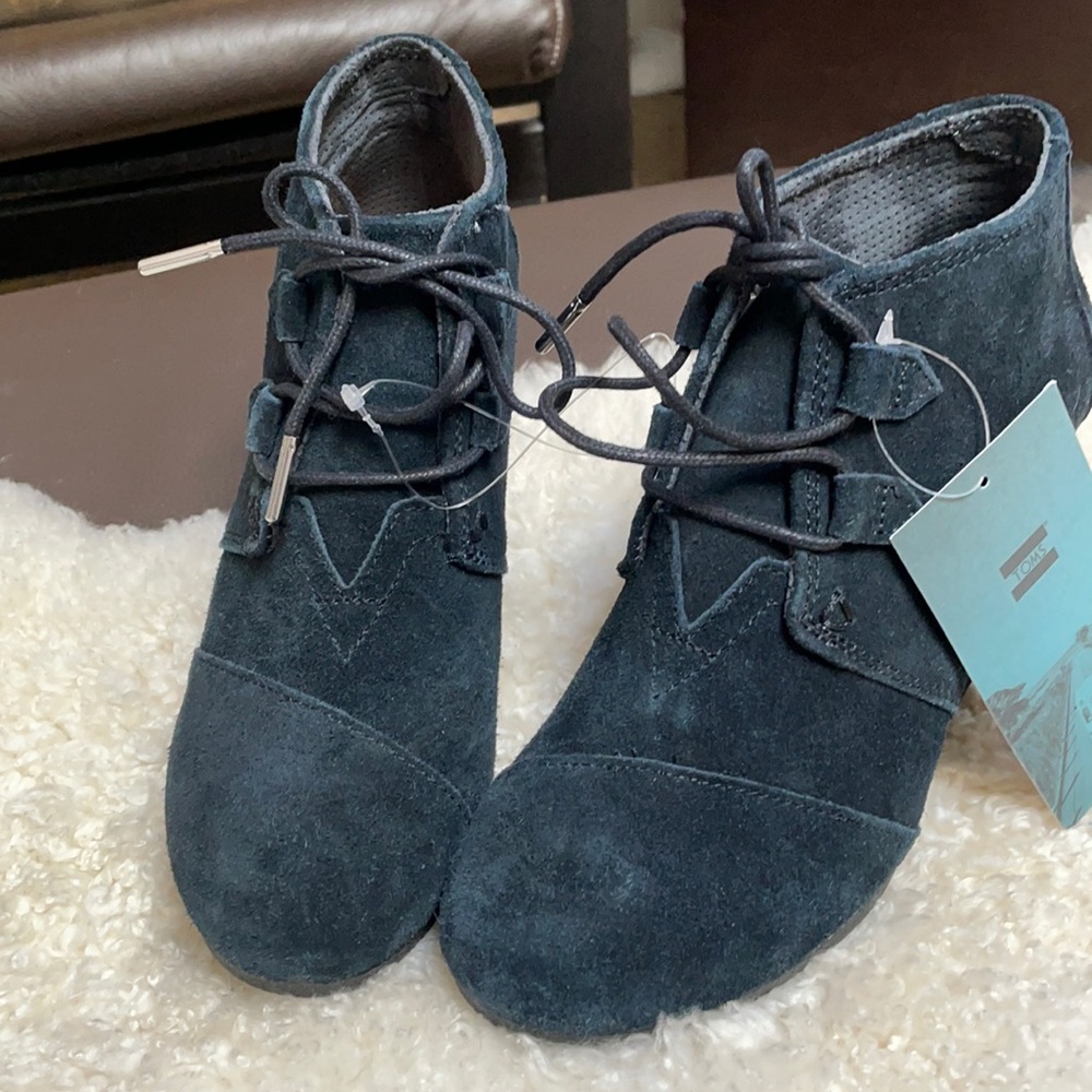 NWT -TOMS ankle black suede boots.